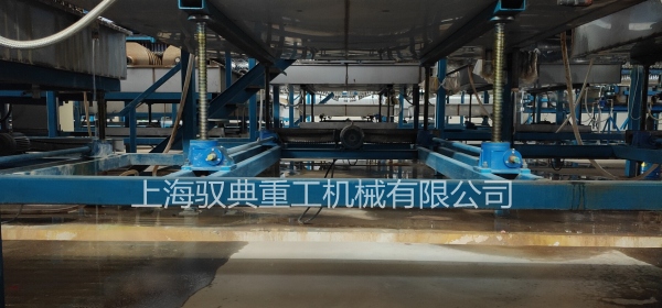 乳膠設(shè)備用絲杠升降機(jī)案例